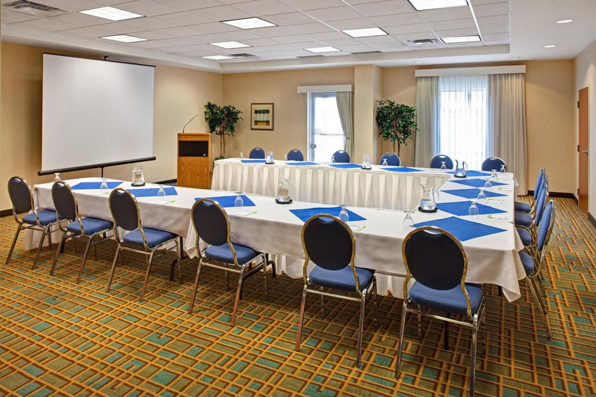 Hotel Fairfield & By Marriott Toronto Brampton